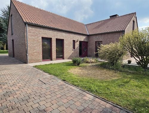                                         Eengezinswoning te koop in Bernissart, € 300.000
