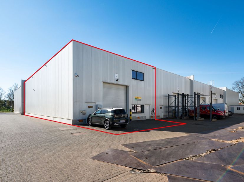 Recente KMO unit 375m² op strategische locatie<br />
<br />
Deze recent  KMO-unit (2021) is onderdeel van een duurzaam bedrijvenpark bestaande uit 1