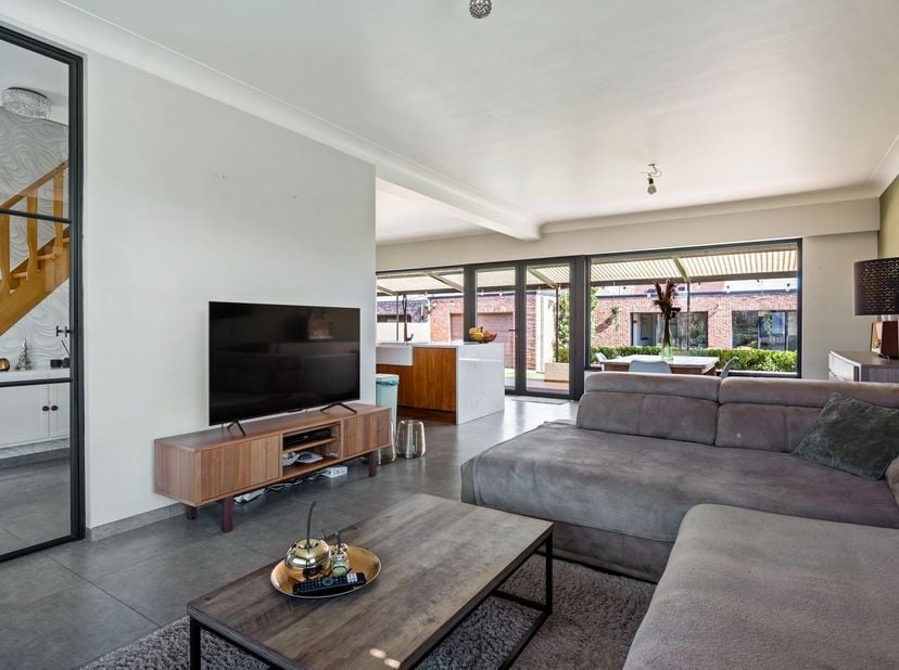 Ruime instapklare woning op 9a 69ca<br />
<br />
Deze woning werd volledig gerenoveerd in 2015 en afgewerkt met kwaliteitsvolle materialen. <br />