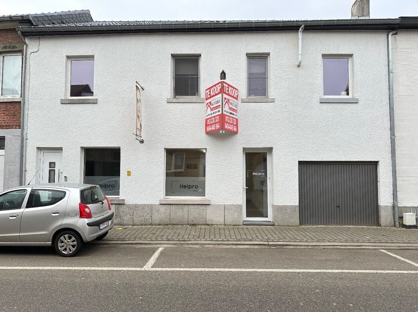 Ontdek dit veelzijdige pand met een combinatie van wonen en ondernemen op één locatie! Dit eigendom biedt een ruime woonruimte, een handelspand met tw