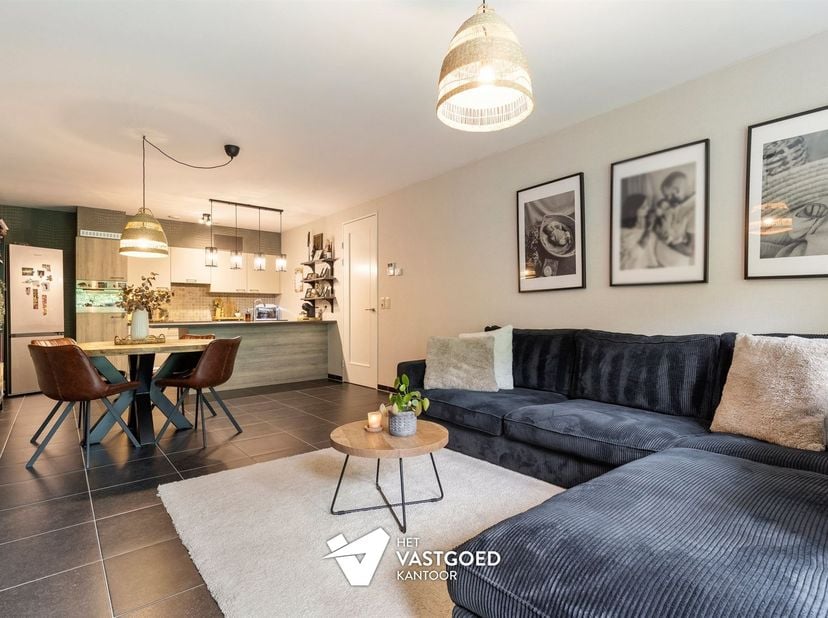 Gezellig appartement (90m²) met 2 slaapkamers, ruim terras en overdekte autostaanplaats te Beringen.<br />
<br />
Belangrijkste troeven: <br />
- G