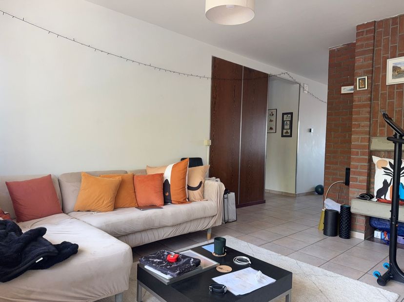 Ruim appartement met 2 slaapkamers en 2 terrassen<br />
<br />
Op de tweede verdieping van een verzorgd gebouw bevindt zich dit aangename appartemen