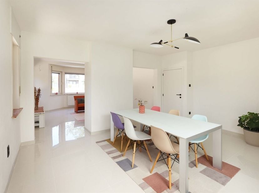 Gerenoveerde en lichtrijke gezinswoning met 3 slaapkamers en zonovergoten tuin <br />
<br />
Omgeving:<br />
+ Centrale ligging in Houthalen-Helcht