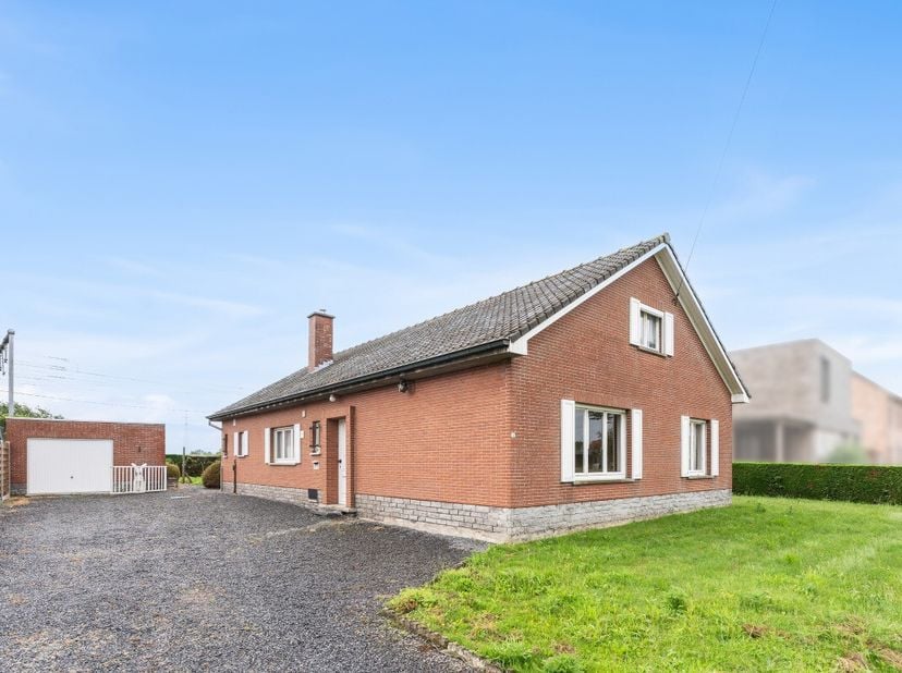 Te koop: open bebouwing in Zulte, gelegen in een rustige residentiële omgeving en nabij belangrijke invalswegen. Deze woning uit 1964 biedt een ruim p