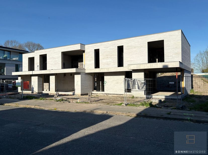 Deze nieuwbouwwoningen combineren de energiezuinigheid en strakke architectuur met oog voor kwaliteitsvolle materialen. De verwarming wordt voorzien d