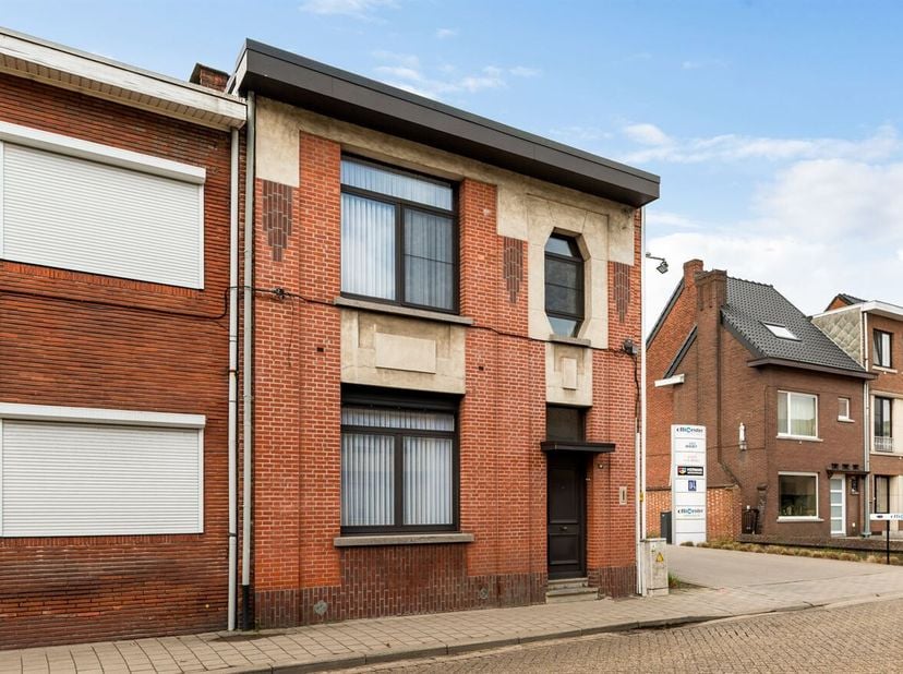 Goed onderhouden woning met 3 slaapkamers! <br />
Omschrijving:<br />
Via de centrale inkomhal betreden we de woning, die toegang biedt tot de leefrui