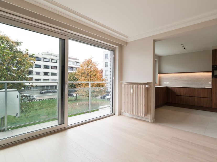 Dit ruim, lichtrijk appartement is gelegen op de eerste verdieping en geniet van een zeer centrale ligging. Dit pand onderging een totaalrenovatie, af