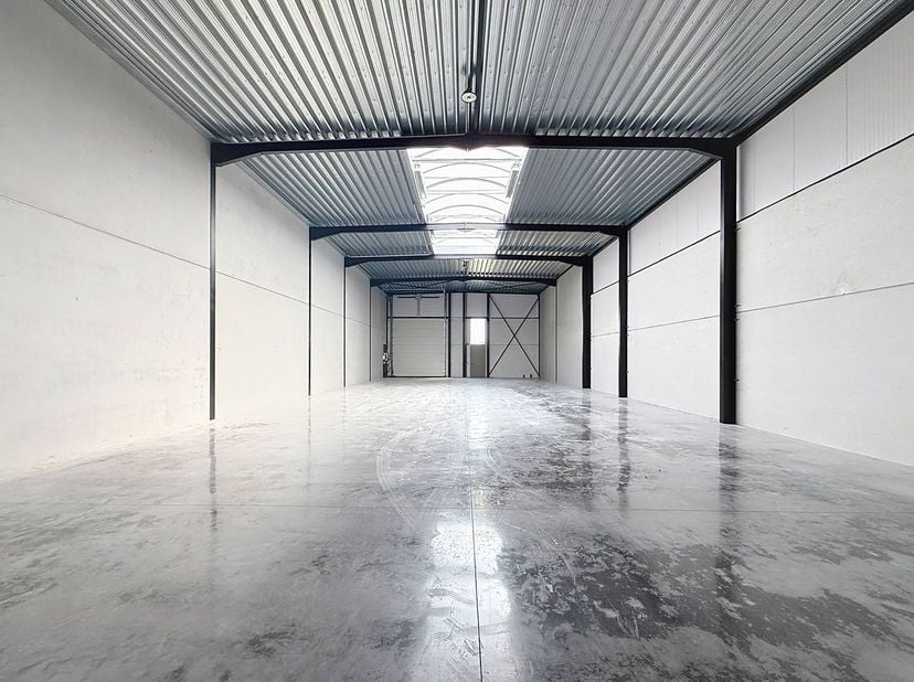 Nieuwbouw KMO-unit of loods van ca. 375 m² te koop in project Bazuin op een centrale ligging te Roeselare met 2 private parkeerplaatsen. <br />
<br />