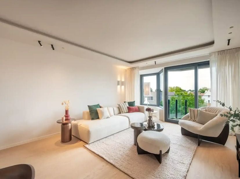 Prachtig gerenoveerd, lichtrijk appartement met open zichten over de villa's, op wandelafstand van winkels en zee. Indeling: inkomhal met gastentoilet