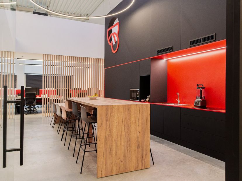 Ontdek dit modern ingericht kantoorgebouw in Businesspark Heesterveld te Tongeren, uitstekend gelegen op een commerciële toplocatie vlak bij de op- en