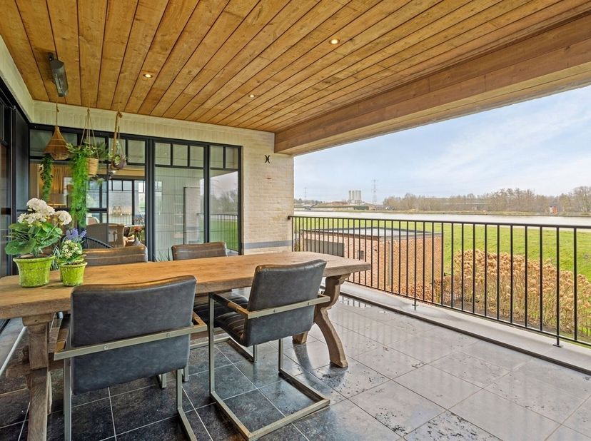 Een unieke nog nooit geziene duplex met een adembenemend uitzicht op het Albertkanaal!<br />
<br />
Gelegen in een serene buurt, nabij de kerk van M