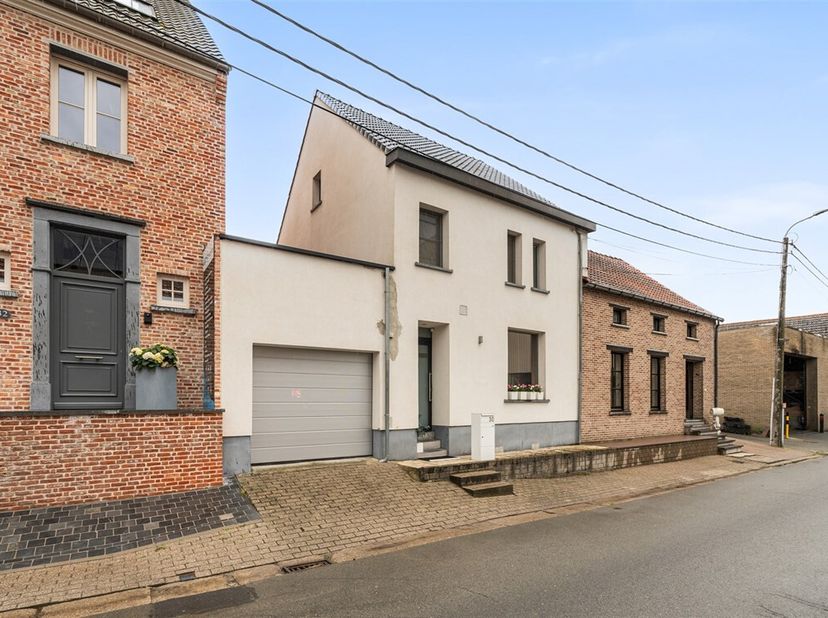 Energiezuinige, instapklare woning met tuin en garage in Erpe-Mere<br />
Welkom in deze perfect onderhouden en instapklare woning in Erpe-Mere, ideaal