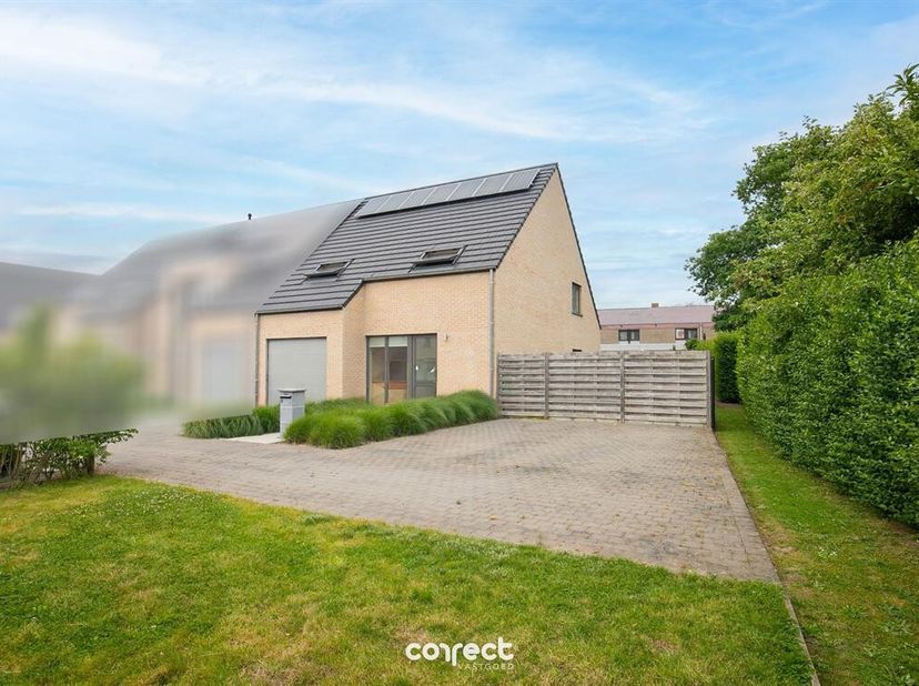 Recente woning met 3 slaapkamers.<br />
In de rustige Krinkelweg vinden we deze recente woning uit 2021 terug. <br />
Indeling als volgt: ruime inkomh