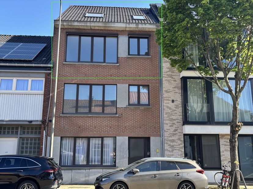 ALGEMEEN:<br />
Gerenoveerd duplex- appartement met 3 slaapkamers en terras.&amp;nbsp;<br />
<br />
INDELING: 2e verdieping (geen lift!): Inkomhal met apa