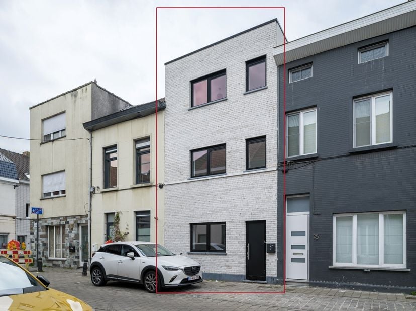 In een aangename, rustige straat in het levendige Ledeberg bevindt zich deze verzorgde woning. De woning werd opgetrokken met oog voor duurzaamheid en