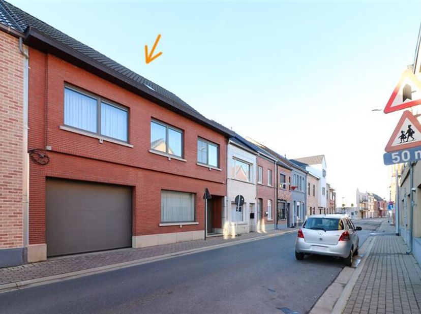 A quelques pas de la gare, à proximité de belles promenades à pied et à vélo et au centre de toutes les routes principales, cette maison bourgeoise tr