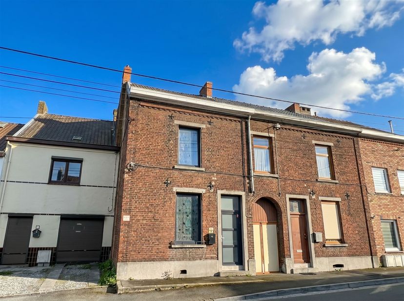Charmant huis met 3 voorgevels, ruime accommodatie en een groot conversiepotentieel, ideaal voor een eerste aankoop of investering. Gelegen dicht bij