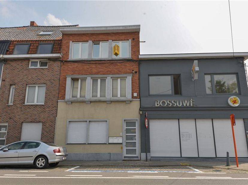 VERZORGD APPARTEMENT GELEGEN LANGS EEN VLOTTE VERBINDINGSWEG - Inkom - leefruimte met open ingerichte keuken, badkamer met douche wastafel en toilet,