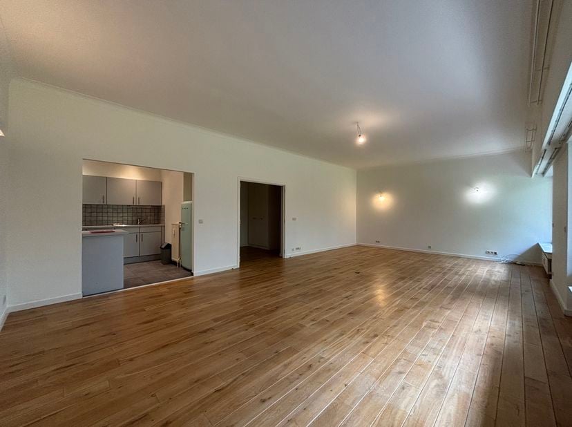 SERVICEWONING. Elsene, gelegen in een rustige en groene omgeving vlak bij het Bos van de Cambre en het station van Boondael. Residentie “Parc d'Iatlie