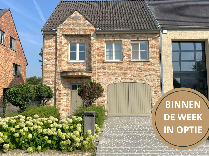 Lees de volledige tekst op onze website<br />
Ruime woning met min. 4 slaapkamers op toplocatie<br />
Deze goed onderhouden woning (oude Franse steen)
