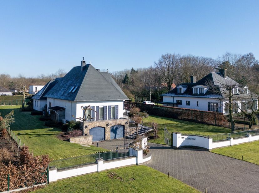 PRIJSAANPASSING. Bent u op zoek naar uw karaktervolle droomvilla, dan is dit uw kans! De Rotonde werd gebouwd in 1977 en ligt op dé toplocatie in Berl
