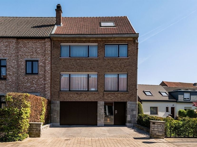 Instapklare bel-etagewoning met zonnige tuin en uitbreidingsmogelijkheden<br />
Gelegen op een vlotte en centrale locatie in Boom bevindt zich deze ve
