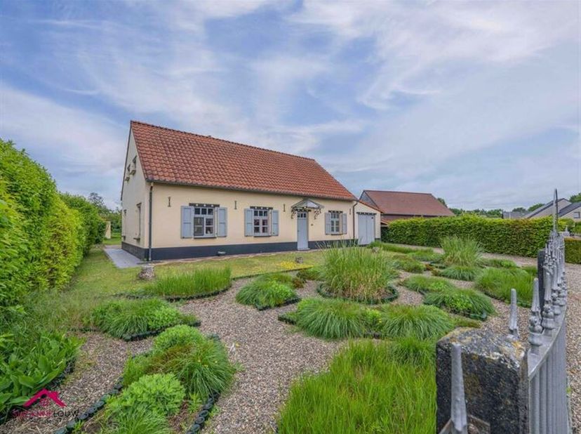 Karaktervolle, vrijstaande woning op riant perceel, met inpandige garage en carport, nabij het centrum<br />
Troeven<br />
- Authentieke uitstraling<b