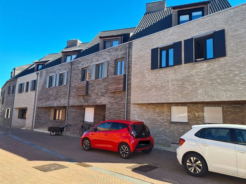 Superbe appartement d'une chambre au rez-de-chaussée avec jardin ensoleillé et parking.<br />
Situation : L'appartement est situé dans le centre de Re