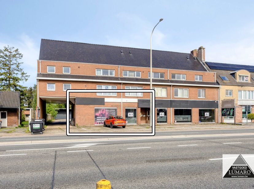 Interessant handels gelijkvloers van 189  m².  Privé parking voor de deur.<br />
Centraal gelegen in centrum van Dilsen,  op wandelafstand van  winkel
