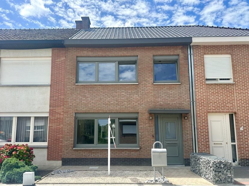 Deze charmante woning is gelegen in een rustige en aangename woonwijk, op wandelafstand van winkels, scholen en openbaar vervoer. Een ideale ligging v