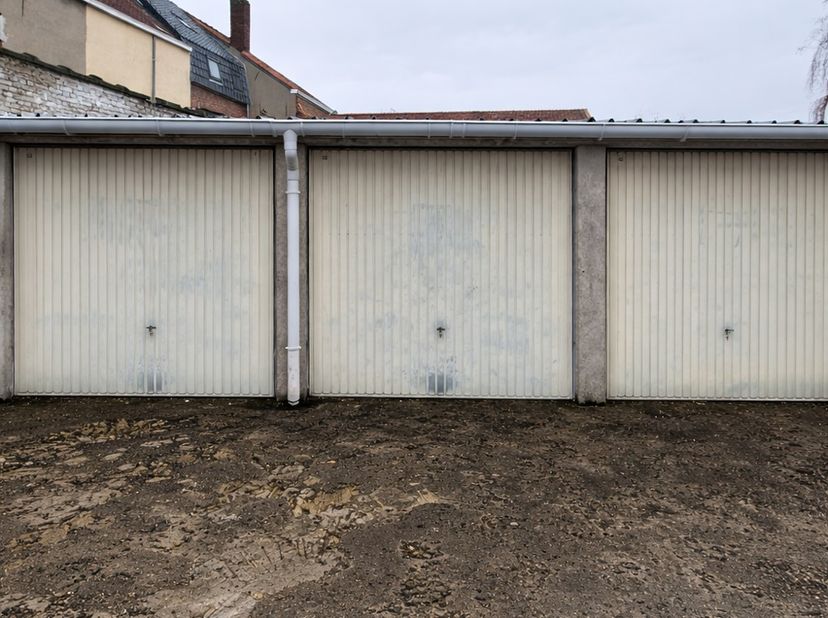 Garage te huur in een groter garagecomplex op een centrale ligging te Kortrijk<br />
Onmiddellijk beschikbaar<br />
<br />
Wenst u meer info?<br />
Co