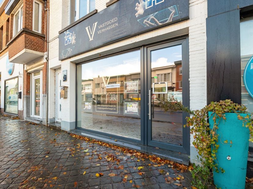 Ruime commerciële winkelruimte te koop in het hart van Hove. Dit pand biedt uitstekende zichtbaarheid en een flexibele indeling die perfect aansluit b