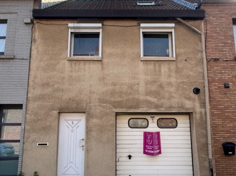 Deze gerenoveerde gezinswoning bevindt zich in een rustige, doodlopende straat. Op het einde van de weg bevindt zich nog een handige buurtparking en g