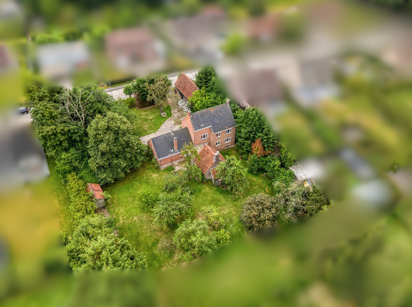 Gelegen te Hertsberge, vlakbij de rand van het bos, bevindt zich deze vrijstaande villa met een ongekend potentieel. Strategisch gelegen op een rustig