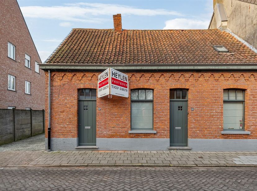 Dit eigendom is opgedeeld in twee aparte wooneenheden met elk een tuin en garage. Via opname in het vergunningenregister hebben we nu de goedkeuring v