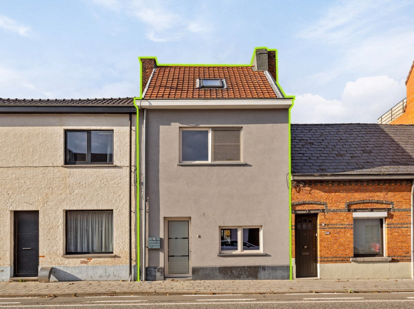 Deze gezellige rijwoning werd in 2016 volledig gerenoveerd met aandacht voor kwaliteit en energiezuinigheid. De woning is gelegen nabij het centrum va