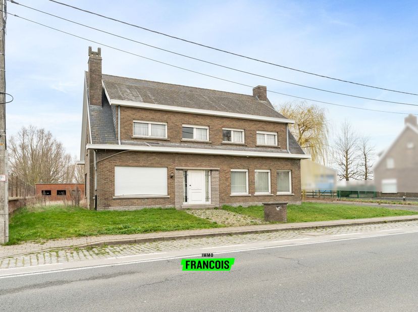 Op een perceel van maar liefst 1.545 m² bevindt zich deze karaktervolle eigendom met een bewoonbare oppervlakte van ca. 170 m² én circa 350 m² aan bij