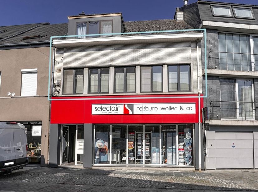 Op een absolute toplocatie in het centrum van Londerzeel bevindt zich dit volledig gerenoveerde en perfect instapklare appartement. Gelegen op de eers