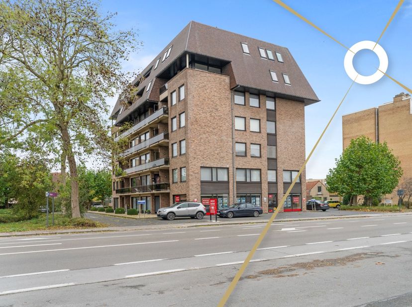 Op zoek naar een ruim en instapklaar appartement met een centrale ligging? Dan is dit appartement zeker een bezoek waard!<br />
<br />
Indeling:<br />