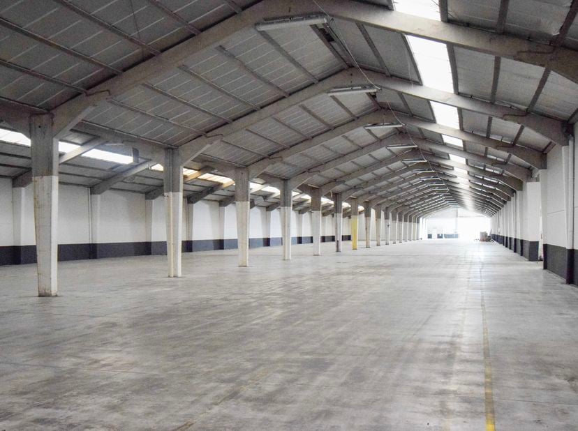Loods op maat vanaf 200 m² tot ca. 4.500 m²<br />
Grote bedrijfsloods die volledig volgens de wensen van de huurder kan worden opgedeeld. Beschikbaar