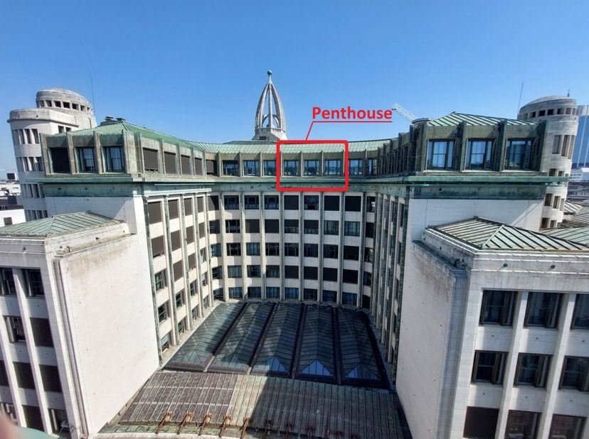 Deze unieke, magnifieke en luxueuze 2-kamer penthouse van 110m² is gelegen in één van de beste locaties in het historische en levendige stadscentrum v