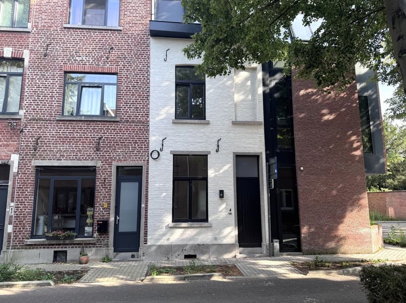Deze stijlvol gerenoveerde woning is gelegen op een uitstekende locatie in Leuven, op wandelafstand van het station, winkels, openbaar vervoer, schole