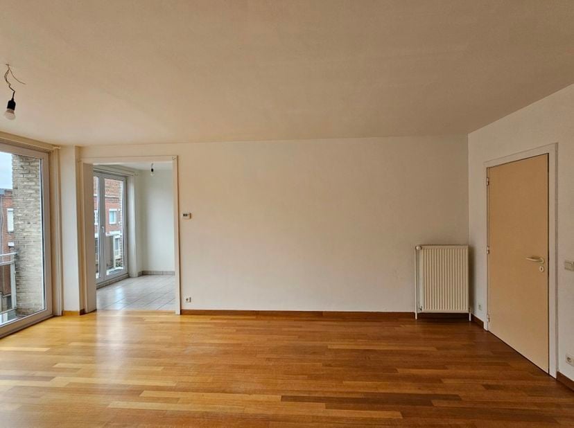 Appartement op tweede verdieping bestaande uit: inkomhal, leefruimte met open keuken, ruime berging, slaapkamer met aansluitend badkamer met bad en ex