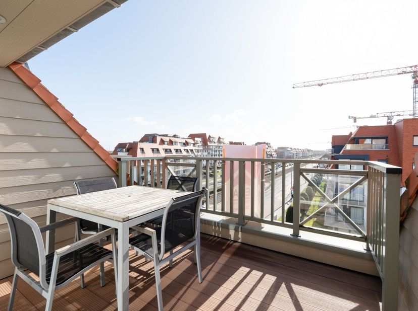 Te koop: modern appartement in Nieuwpoort, op wandelafstand van de zee en nabij openbaar vervoer. Dit duplex-appartement, gebouwd in 2012, combineert