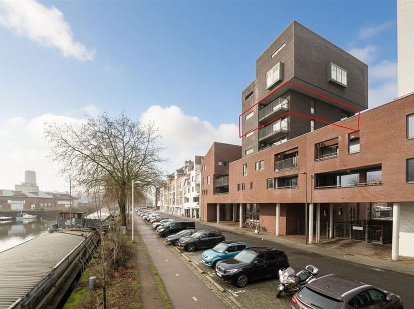 Op de 5e verdieping van een kwaliteitsvol gebouw aan de Winketkaai bevindt zich dit uitzonderlijke appartement met twee slaapkamers en twee terrassen.