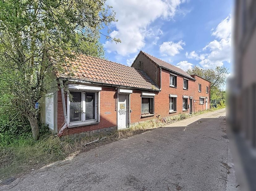 AFBRAAK OF RENOVATIEPROJECT -<br />
Woning op interessante locatie, om af te breken of grondig te renoveren. <br />
3 slaapkamers.<br />
Perceel is be