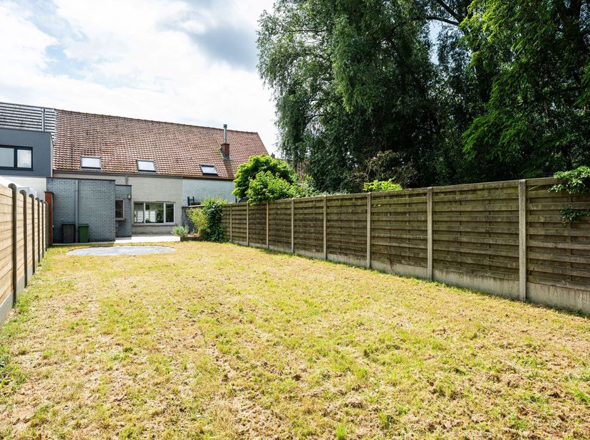 Deze instapklare woning in zelzate is gelegen in een aangename woonwijk met alle voorzieningen vlakbij. Zo liggen scholen, winkels en supermarkten in