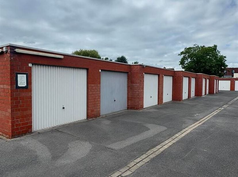 Coffre de garage à vendre !<br />
Garage à vendre dans un complexe de garages, fermé avec portail d'accès.<br />
Pour plus d'infos ou une visite, envo