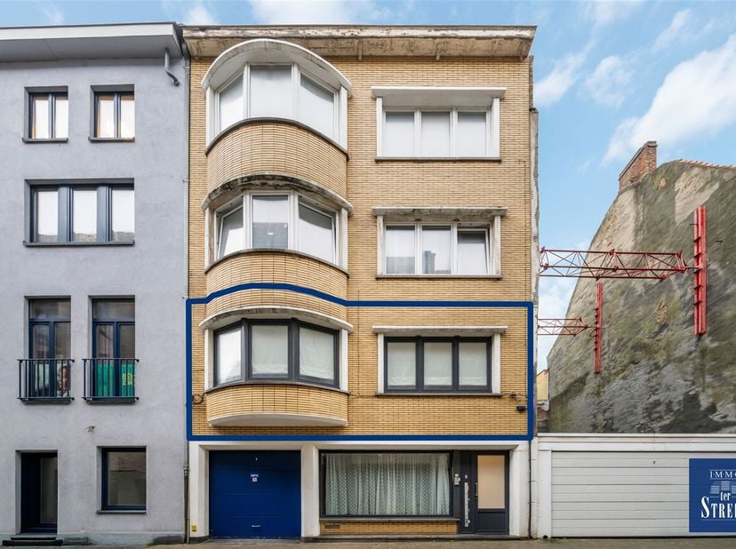 Spacieux appartement situé au premier étage d'un petit immeuble au centre d'Ostende. L'appartement comprend un hall d'entrée, un séjour spacieux avec