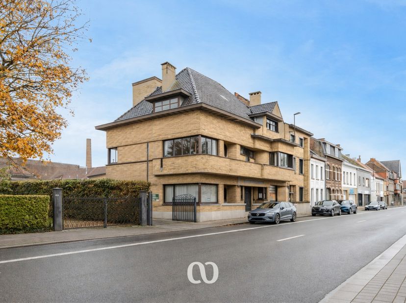Ben je op zoek naar een huis met karakter en veel ruimte om zelf te bewonen of te verbouwen tot een meergezinswoning? Dit is jouw unieke kans.<br />
<